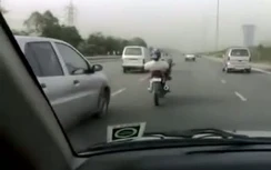 Coi thường tính mạng, nằm dài trên đường cao tốc