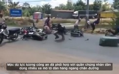 Dân buôn lậu liều chết lao thẳng xe vào công an để thoát thân