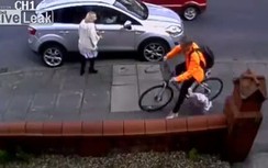 Bé gái 3 tuổi bị xe đạp đâm văng trên vỉa hè