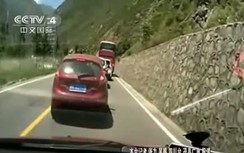 Kinh hoàng cảnh "đá bay" từ trên đỉnh núi xuống đường