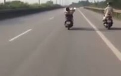 Quái xế nằm ngửa, lái xe bằng chân chạy trên đường Thái Nguyên