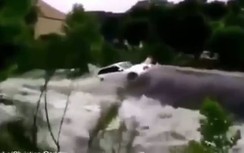 Cảnh dòng nước lũ "giày vò" ô tô, suýt nhấn chìm tài xế