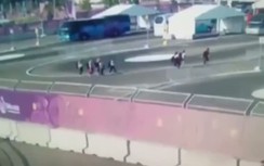 Kinh hoàng xe buýt "điên" lao vào các vận động viên