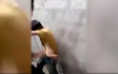 Clip: Em bé bị "đàn anh" hành hạ dã man gây phẫn nộ