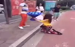 Video: Cô gái quỳ gối giữa đường cầu xin bạn trai