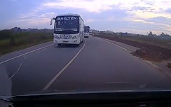 Xe đầu kéo chở máy xúc đánh võng giữa phố "trốn CSGT"