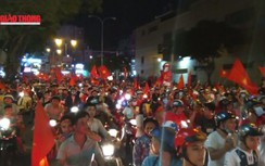 Video: CĐV Sài Gòn không ngủ, ăn mừng đội tuyển VN vô địch
