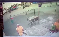 Video: Suýt mất mạng vì đứng cầu nguyện trong điểm mù xe tải