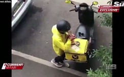 Video: Shipper lén ăn đồ của khách còn cẩn thận khử mùi hôi miệng