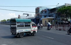 Đà Nẵng: Dân đứng chờ tàu... gây tắc QL1
