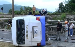 Xe chở công nhân bị lật tại Đà Nẵng là do tránh xe máy