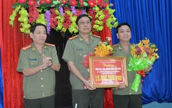 Hai người Trung Quốc dùng thẻ giả rút hàng trăm triệu đồng