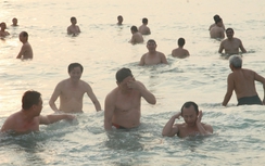 Bí thư, Chủ tịch Đà Nẵng tắm biển cùng du khách