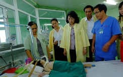 Phó Chủ tịch nước tặng quà cho trẻ em mắc bệnh hiểm nghèo