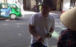 Công an vào cuộc vụ khách Trung Quốc “bắt nạt” chị bán chuối