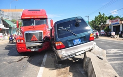 Xe chở 15 tấn trái cây hất văng ô tô lên giải phân cách