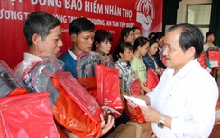 Trao 1,2 tỷ đồng bảo hiểm cho nạn nhân bất hạnh sau TNGT
