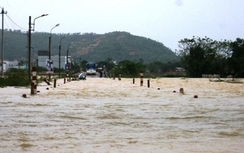 Mưa lũ miền Trung khiến 15 người chết, 6 người mất tích