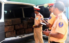 Bị CSGT phát hiện giả xe tang chở gỗ lậu, tài xế bỏ chạy