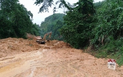 Nỗ lực thông xe nhiều tuyến đường ách tắc do mưa lũ