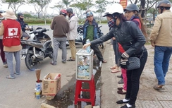 Hai người thương vong do xe cẩu tông, dân góp tiền mai táng