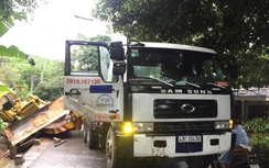 Ôm cua trên đèo Le, xe đầu kéo lật xuống mương