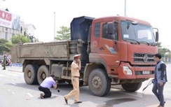 Xe ben rẽ phải cuốn người đàn ông đi xe máy vào gầm