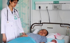 Bé trai đẻ rớt trên taxi nặng 3kg được cấp cứu kịp thời