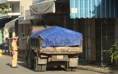 Liên tiếp phạt xe ben cơi thùng, rơi vãi đất đá trên đường