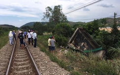 Tàu hỏa tông xe tải, 2 người trọng thương