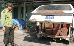 Bắt quả tang chở gỗ lậu, tài xế xe biển xanh bỏ trốn