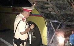 Chở gỗ lậu, nhà xe đòi "chung chi" CSGT 10 triệu đồng