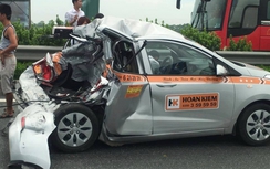 Taxi "biến dạng" sau cú va chạm với xe tải trên cao tốc