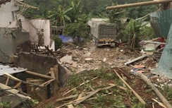 2 xe đầu kéo "rủ nhau" lao vào 3 nhà dân