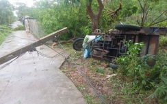 Tin bão số 1: Cột điện đổ, xe lật sau bão