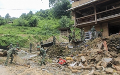 Chuyển 16 hộ dân từng bị lũ cô lập ra nơi ở mới