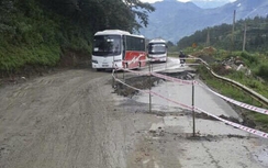 Sụt lún QL4D do mưa lũ, các phương tiện di chuyển thế nào?