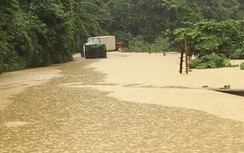 QL4A ngập lụt do mưa lũ, giao thông ách tắc