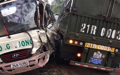 Yên Bái: Xe khách va chạm xe tải, hành khách hoảng hốt kêu cứu