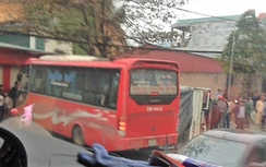 Xe khách lấn làn đâm xe tải, 4 người bị thương