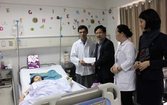 Báo Giao thông tặng quà bé gái mất mẹ và bà sau TNGT