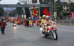 Linh thiêng lễ rước kiệu đền Thượng ở Lào Cai