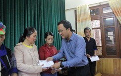 Trao quà cho người dân Mù Cang Chải thiệt hại sau lũ ống