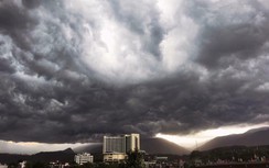 Lốc xoáy bất ngờ xuất hiện tại Lào Cai, nhiều cây xanh bật gốc