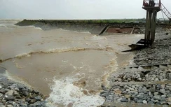 Nam Định: Một ngư dân mất tích, nhiều đoạn đê biển sạt lở