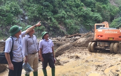 Giám đốc Sở GTVT Yên Bái đi bộ 24km vào vùng tâm lũ