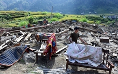 Vừa tỉnh giấc, bố mẹ bất lực nhìn con bị dòng lũ cuốn trôi