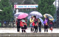 Video: Du khách thích thú với rét đầu đông ở Sa Pa