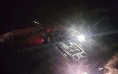 Xe tải lao xuống bờ kè, hai bố con thoát chết trong gang tấc