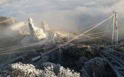 Tuyết phủ trắng chùa, tượng Phật trên đỉnh Fansipan